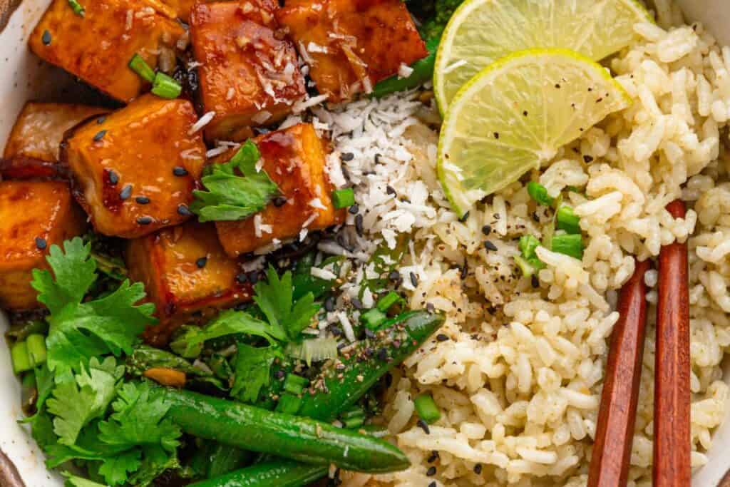 Tofu rice bowl with lime, green beans, and seasoned rice